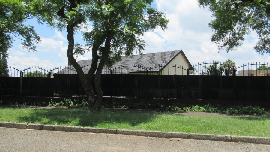 3 Bedroom Property for Sale in Linmeyer Gauteng