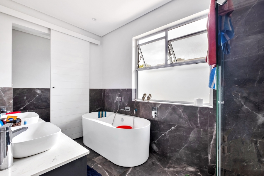 4 Bedroom Property for Sale in Morningside Manor Gauteng