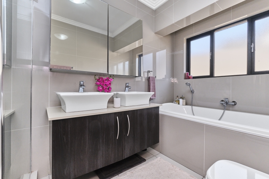 To Let 3 Bedroom Property for Rent in Barbeque Downs Gauteng