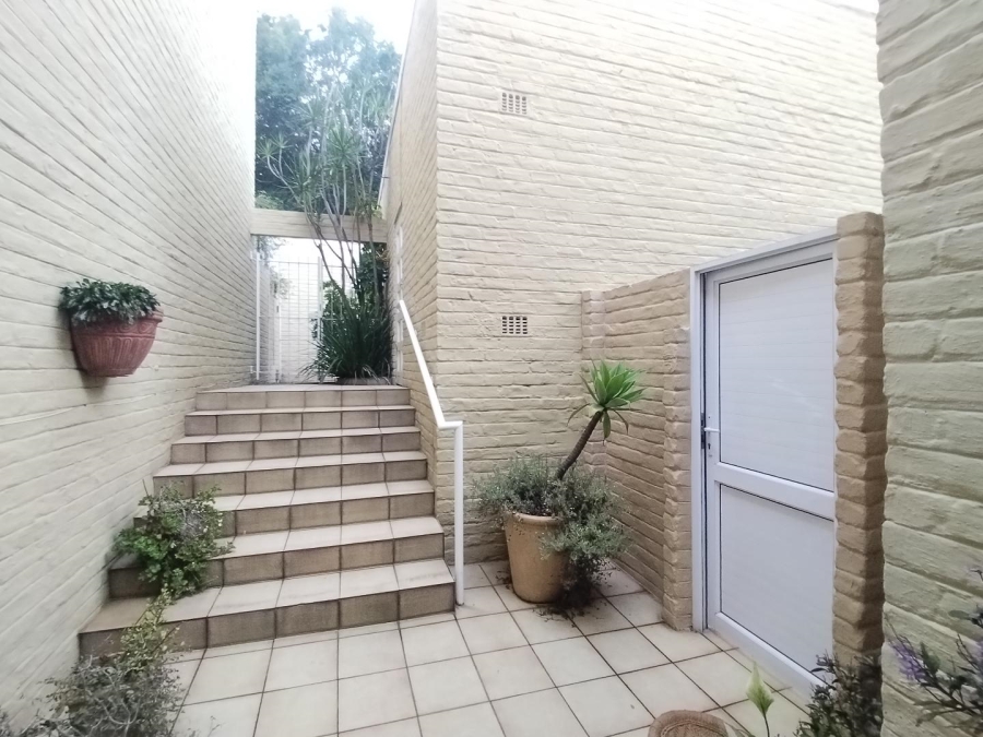 To Let 2 Bedroom Property for Rent in River Club Gauteng