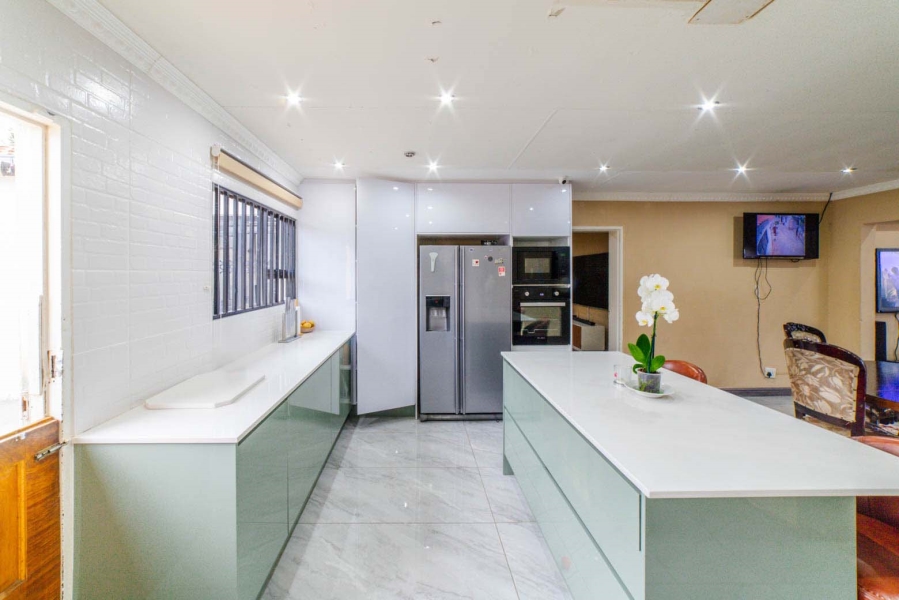 5 Bedroom Property for Sale in Noordwyk Gauteng