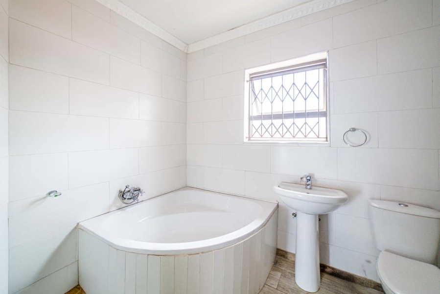 5 Bedroom Property for Sale in Noordwyk Gauteng