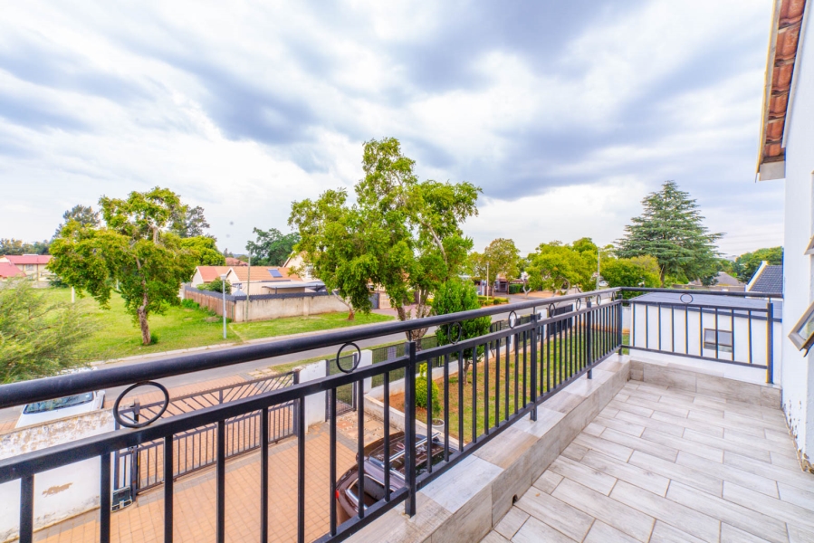 5 Bedroom Property for Sale in Noordwyk Gauteng