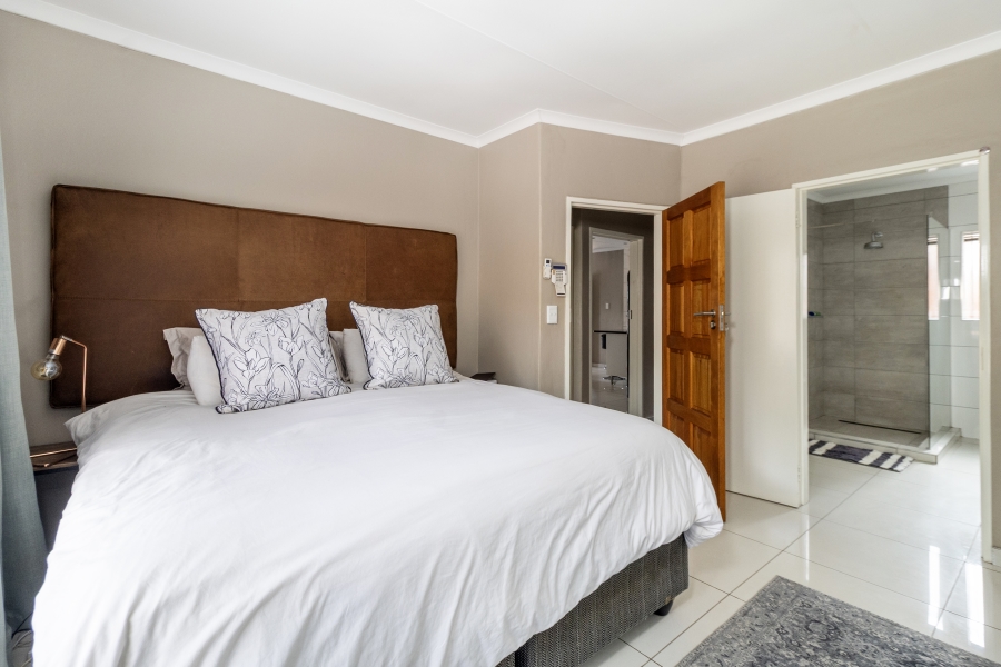 2 Bedroom Property for Sale in Faerie Glen Gauteng