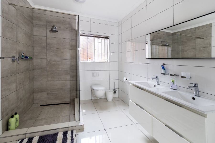 2 Bedroom Property for Sale in Faerie Glen Gauteng