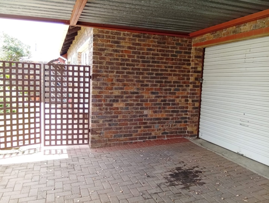 2 Bedroom Property for Sale in Noordheuwel Gauteng