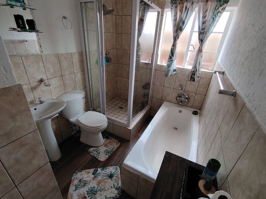 2 Bedroom Property for Sale in Kenleaf Gauteng