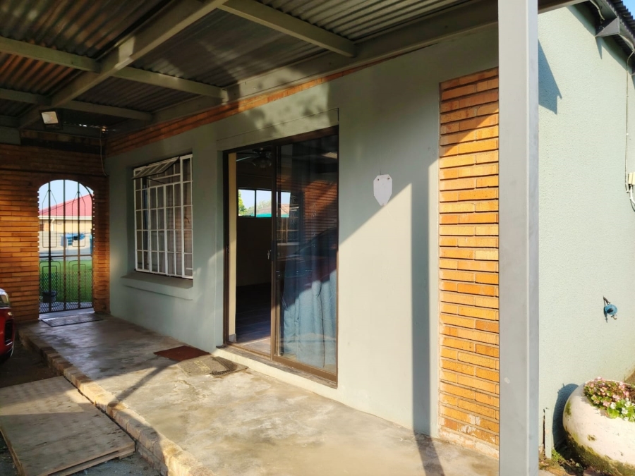 To Let 2 Bedroom Property for Rent in Petersfield Gauteng