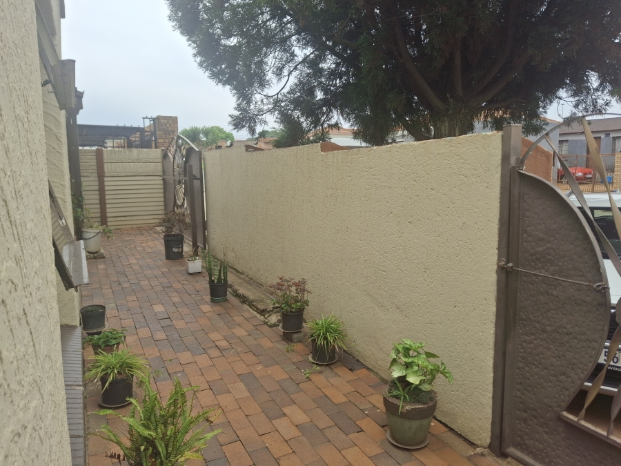 3 Bedroom Property for Sale in Mashimong Gauteng