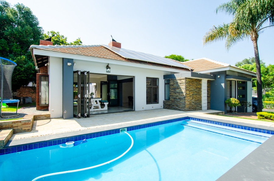 5 Bedroom Property for Sale in Faerie Glen Gauteng