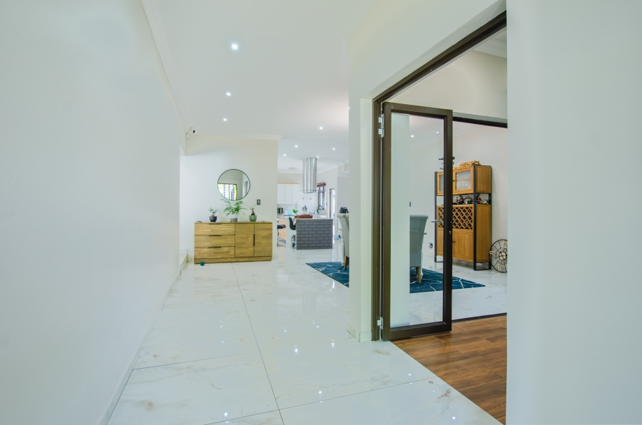 5 Bedroom Property for Sale in Faerie Glen Gauteng