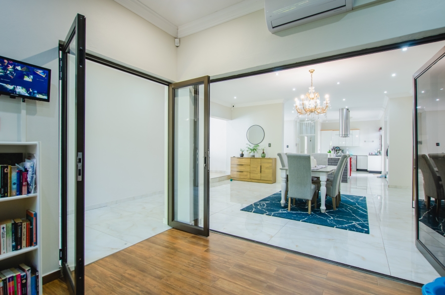 5 Bedroom Property for Sale in Faerie Glen Gauteng