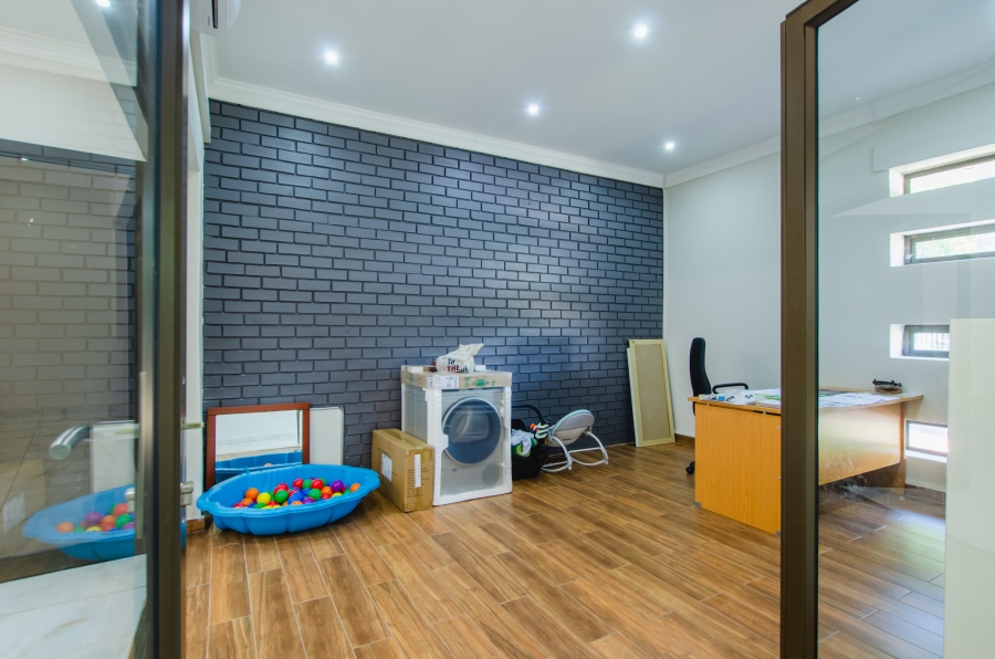 5 Bedroom Property for Sale in Faerie Glen Gauteng