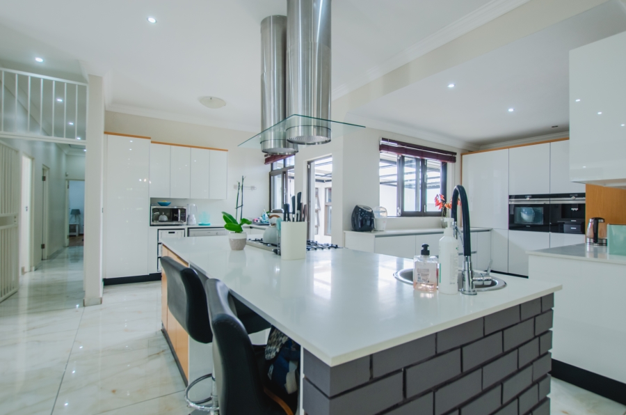 5 Bedroom Property for Sale in Faerie Glen Gauteng