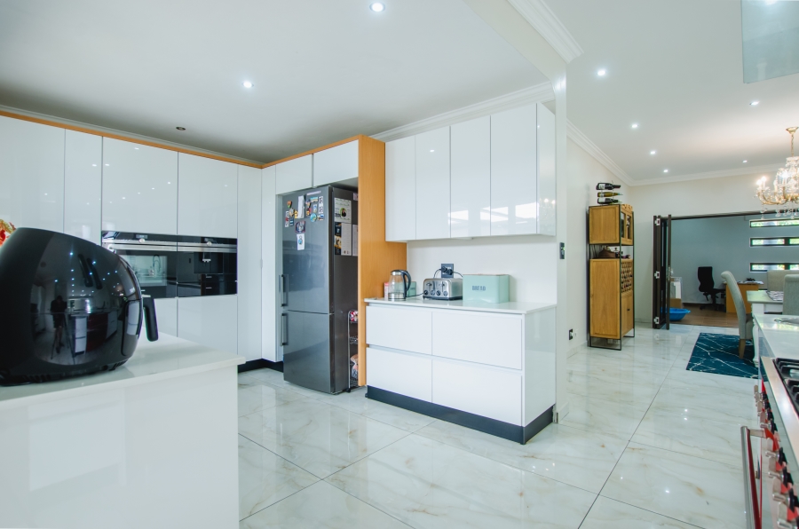 5 Bedroom Property for Sale in Faerie Glen Gauteng