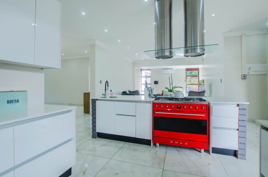 5 Bedroom Property for Sale in Faerie Glen Gauteng