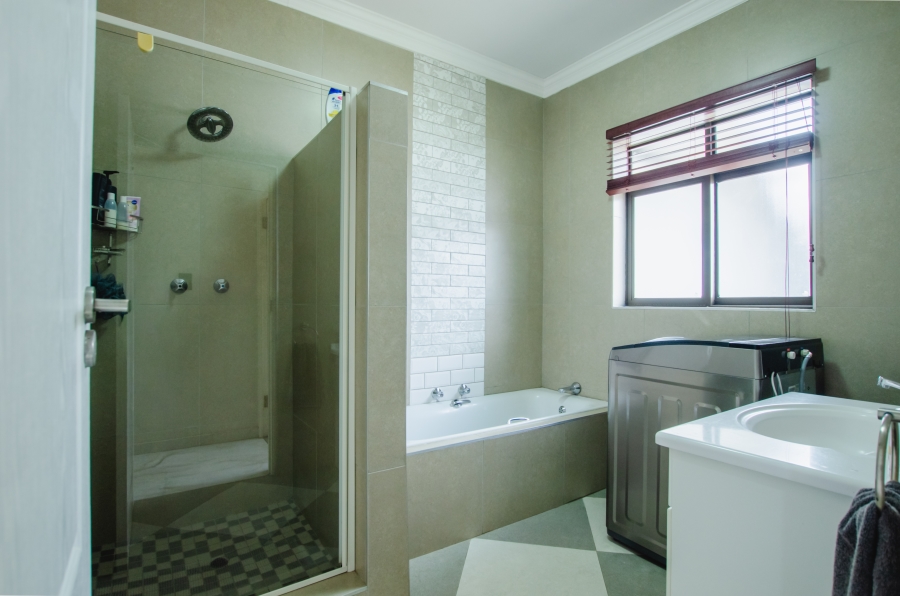 5 Bedroom Property for Sale in Faerie Glen Gauteng