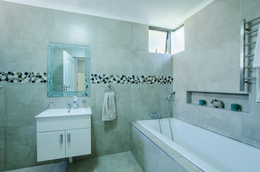 5 Bedroom Property for Sale in Faerie Glen Gauteng