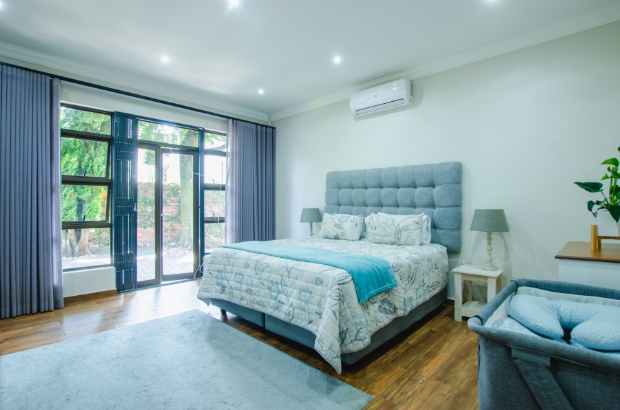 5 Bedroom Property for Sale in Faerie Glen Gauteng