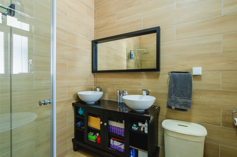 5 Bedroom Property for Sale in Faerie Glen Gauteng