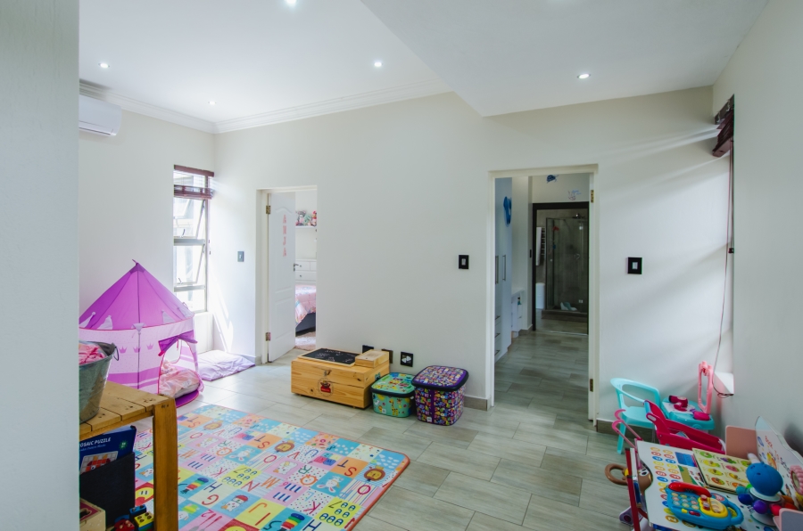 5 Bedroom Property for Sale in Faerie Glen Gauteng