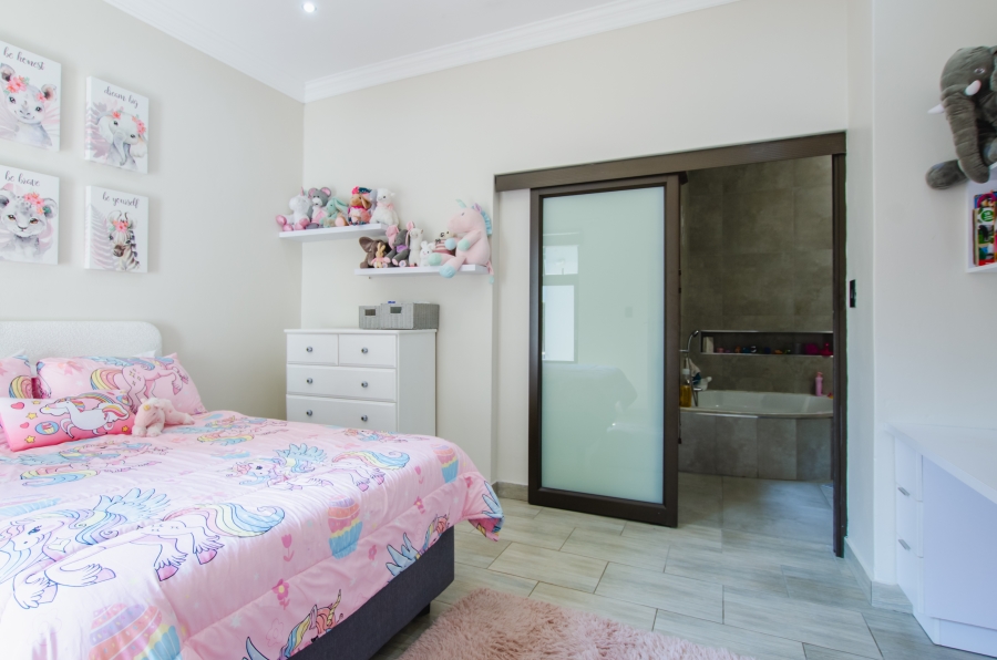 5 Bedroom Property for Sale in Faerie Glen Gauteng