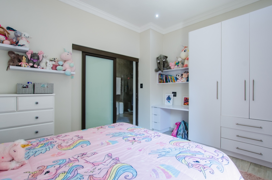 5 Bedroom Property for Sale in Faerie Glen Gauteng