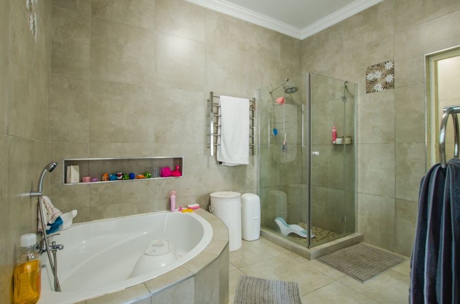 5 Bedroom Property for Sale in Faerie Glen Gauteng