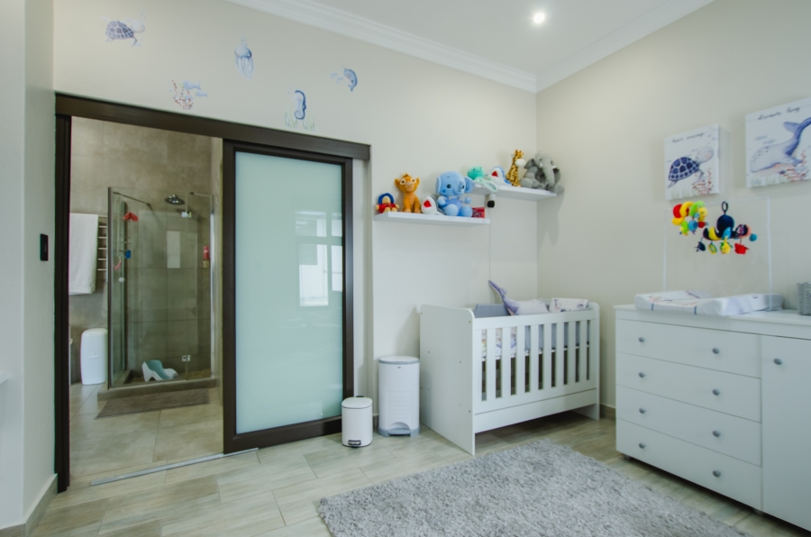 5 Bedroom Property for Sale in Faerie Glen Gauteng