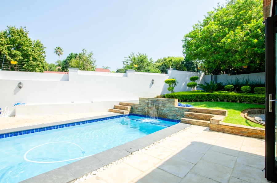 5 Bedroom Property for Sale in Faerie Glen Gauteng