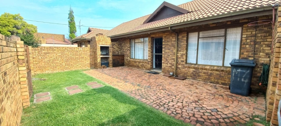 2 Bedroom Property for Sale in Sonneveld Gauteng