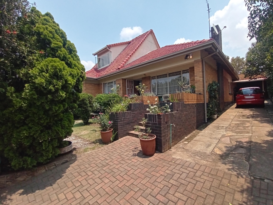 4 Bedroom Property for Sale in Linmeyer Gauteng