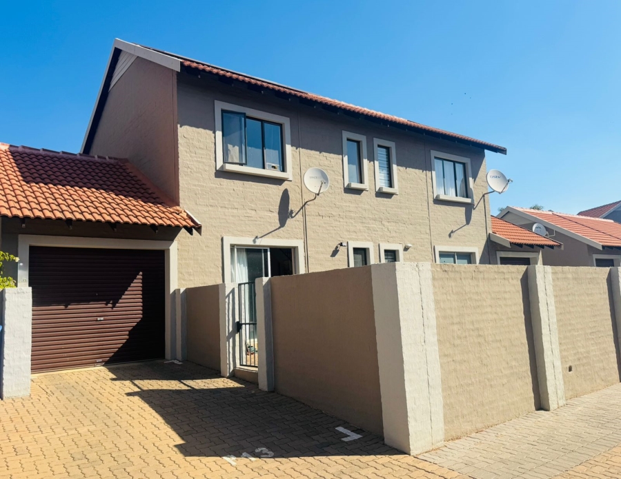 To Let 2 Bedroom Property for Rent in Country View Estate Gauteng