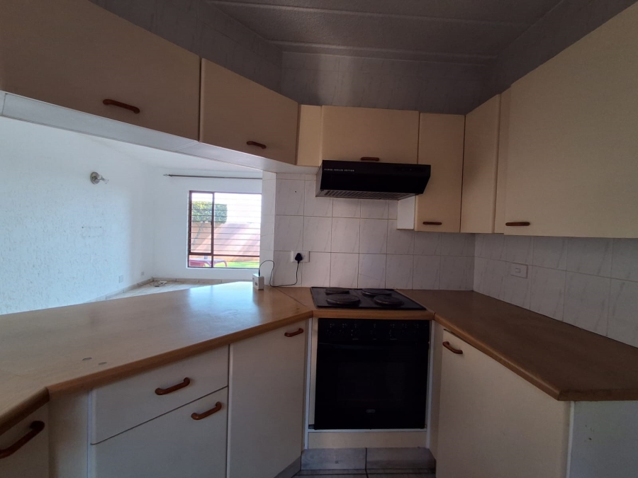 2 Bedroom Property for Sale in Little Falls Gauteng