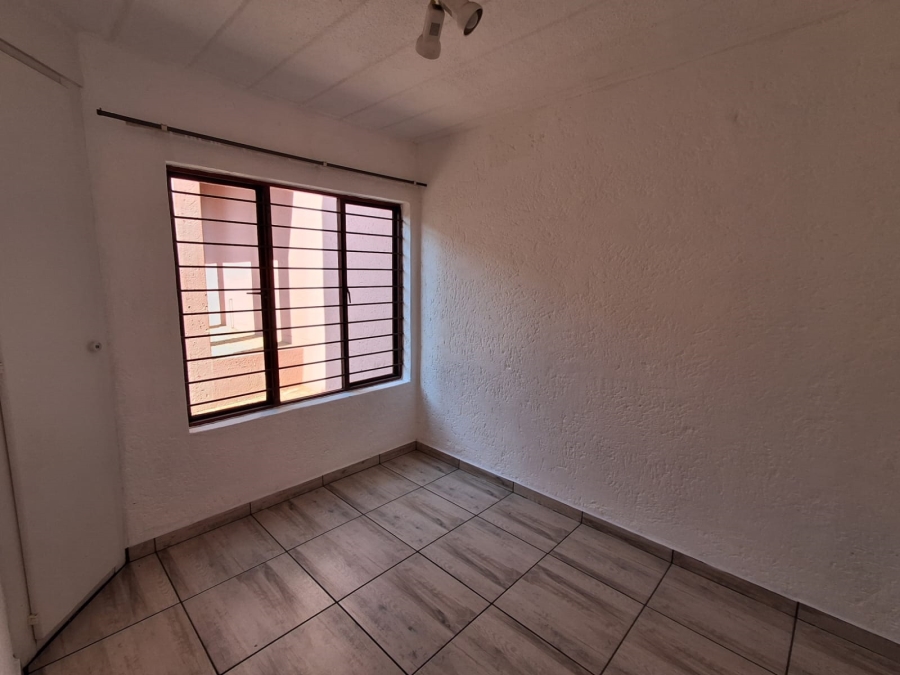 2 Bedroom Property for Sale in Little Falls Gauteng