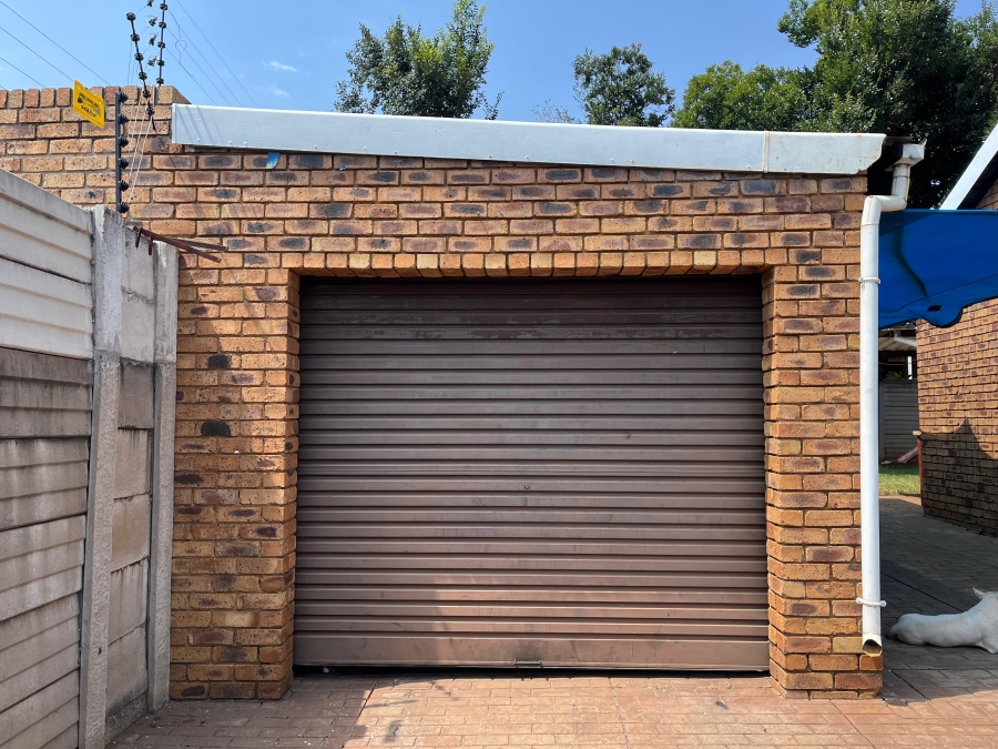 2 Bedroom Property for Sale in Wierda Park Gauteng