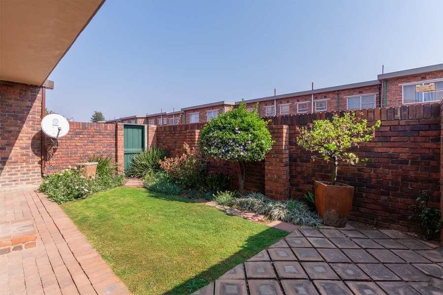 2 Bedroom Property for Sale in Dayanglen Gauteng