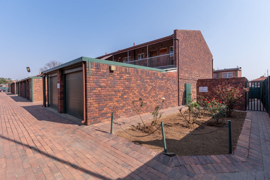 2 Bedroom Property for Sale in Dayanglen Gauteng