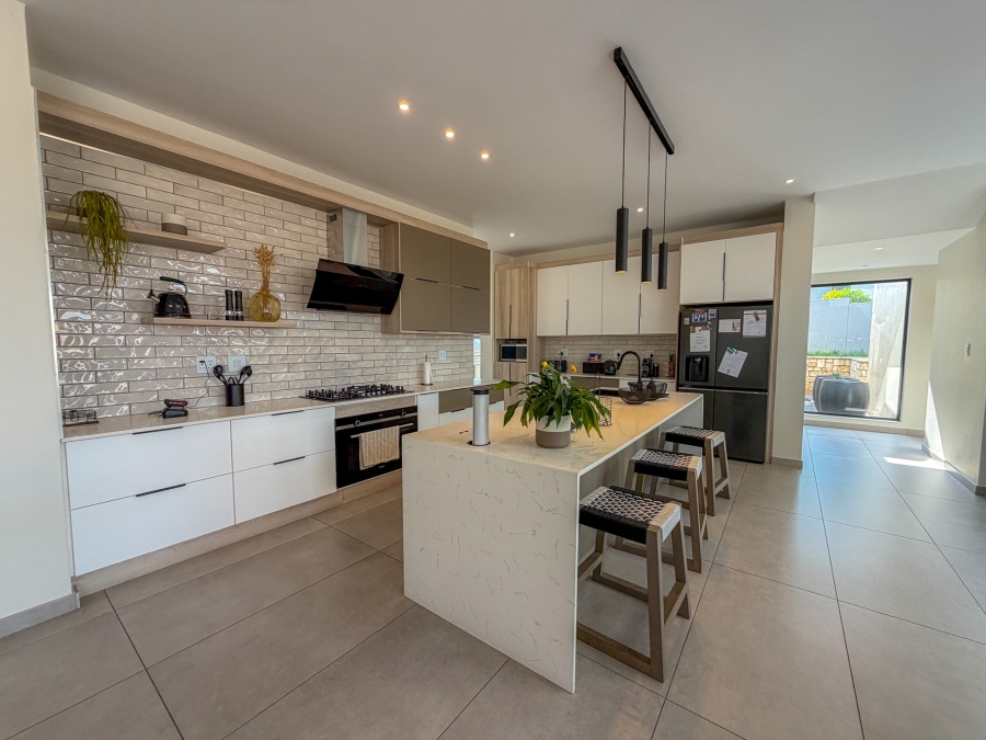 5 Bedroom Property for Sale in Midstream Heights Gauteng