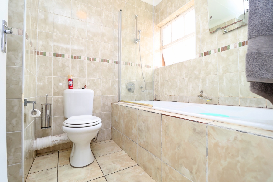 2 Bedroom Property for Sale in Corlett Gardens Gauteng