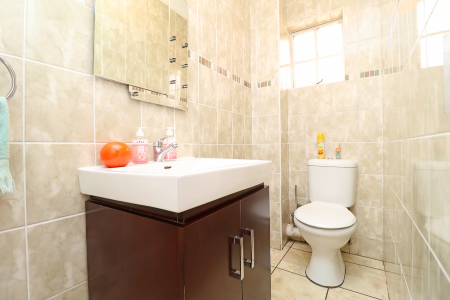 2 Bedroom Property for Sale in Corlett Gardens Gauteng