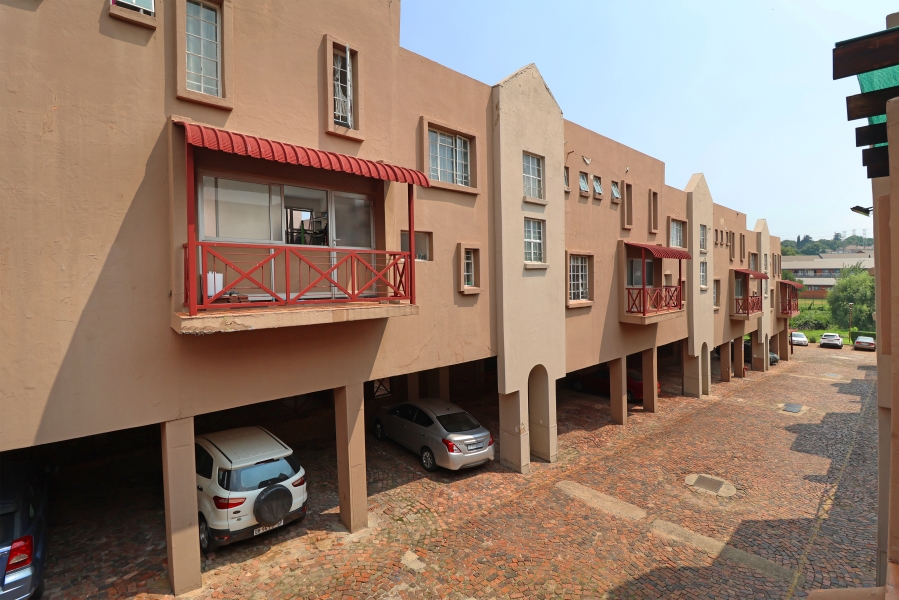 2 Bedroom Property for Sale in Corlett Gardens Gauteng