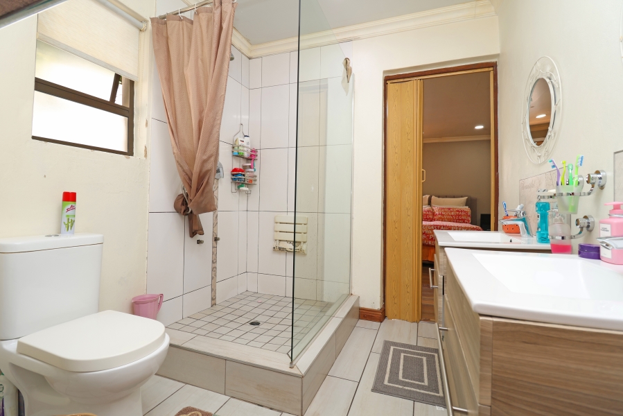 6 Bedroom Property for Sale in Bordeaux Gauteng