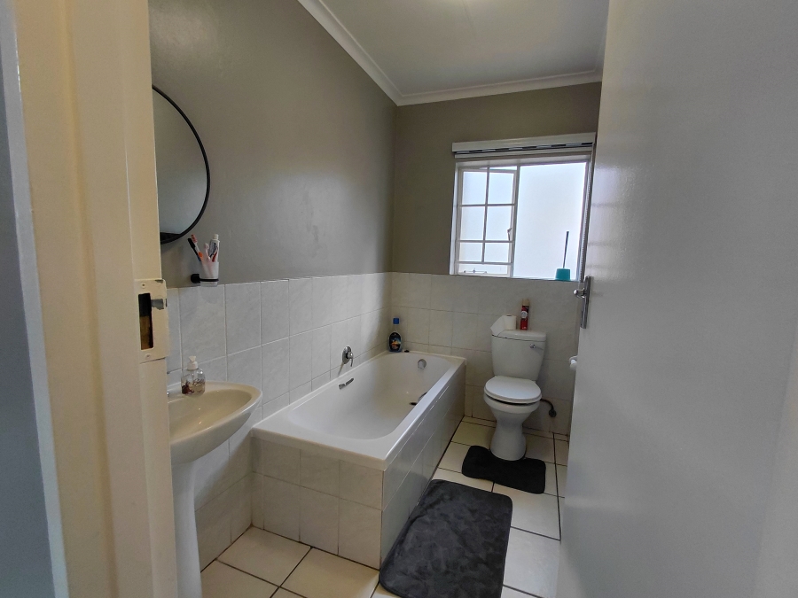 To Let 2 Bedroom Property for Rent in Noordwyk Gauteng