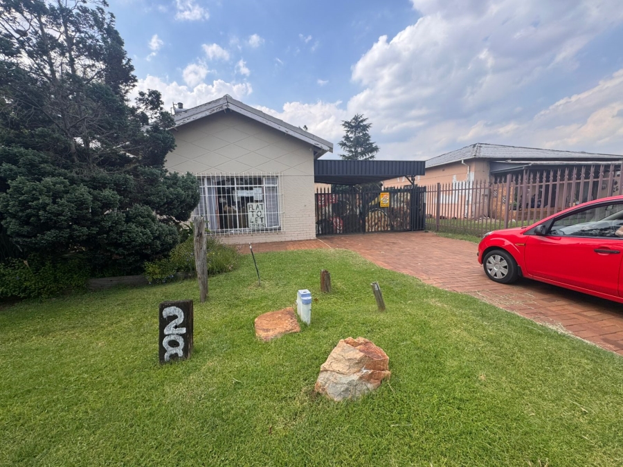 6 Bedroom Property for Sale in Dalview Gauteng