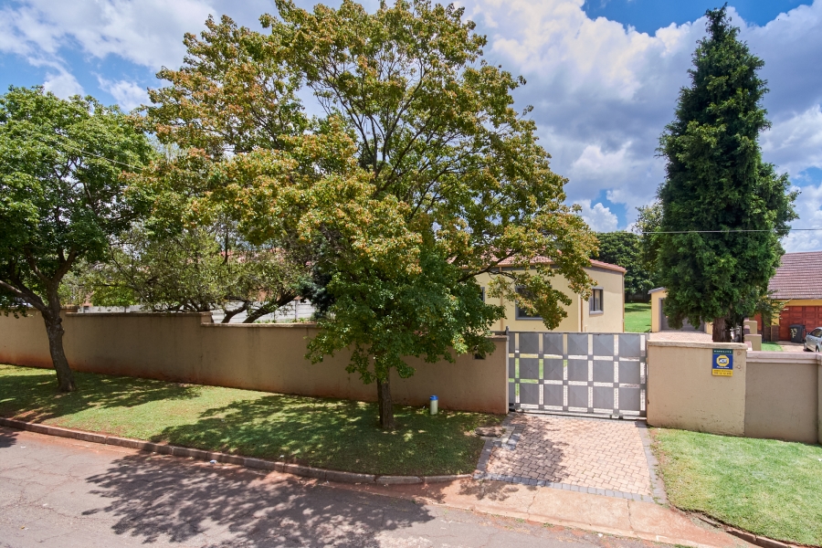 To Let 4 Bedroom Property for Rent in Discovery Gauteng