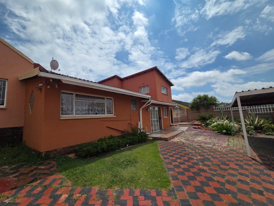 8 Bedroom Property for Sale in Discovery Gauteng