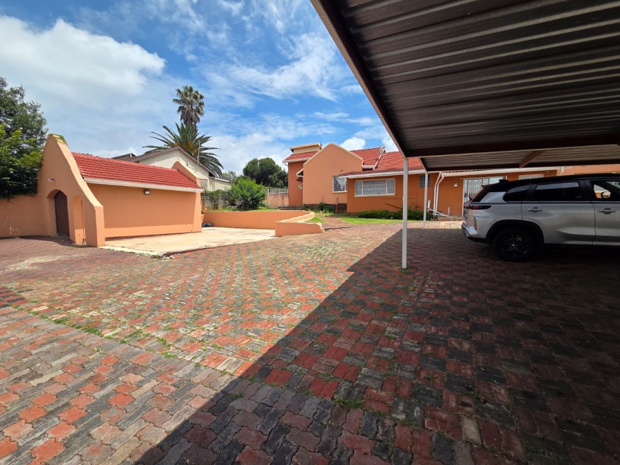 8 Bedroom Property for Sale in Discovery Gauteng