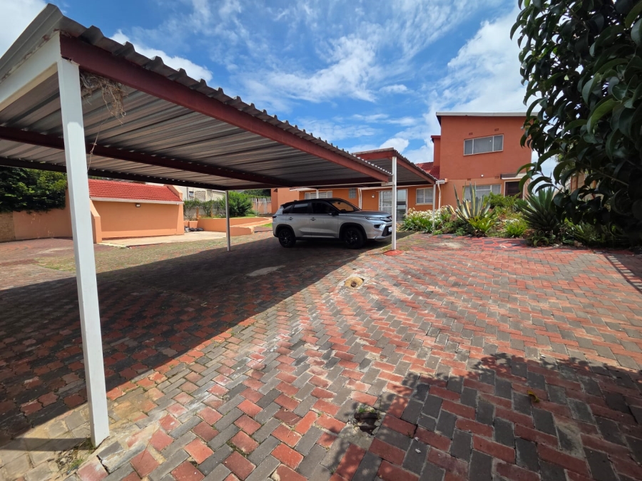 8 Bedroom Property for Sale in Discovery Gauteng