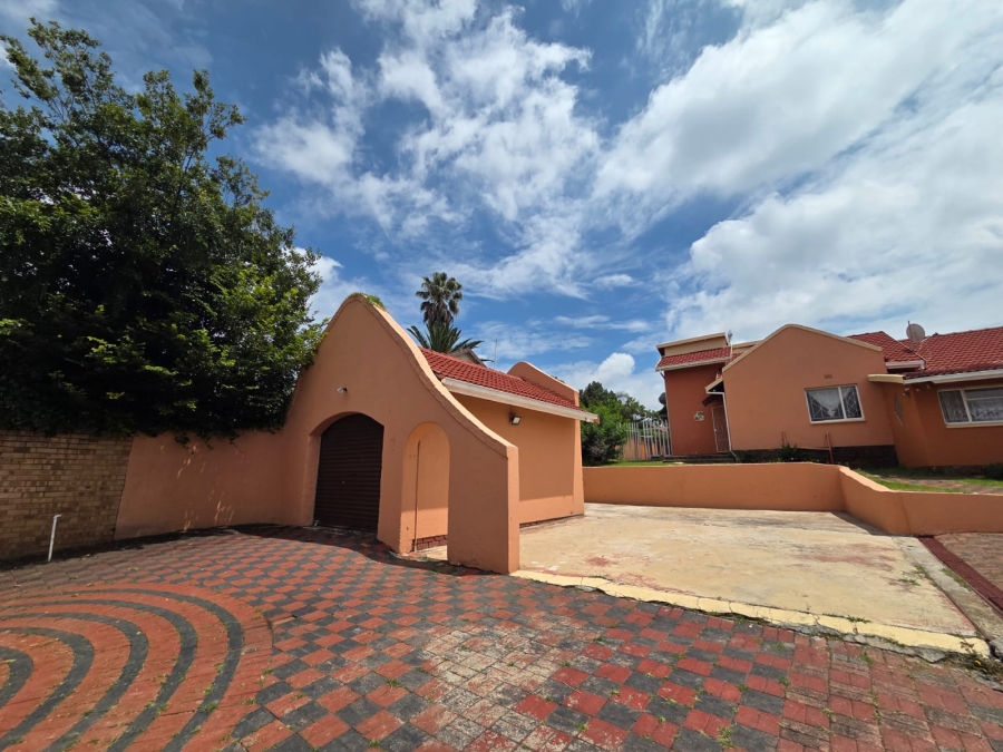 8 Bedroom Property for Sale in Discovery Gauteng